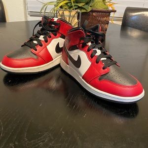 Jordans 1 Mid Chicago Black Toe (GS)